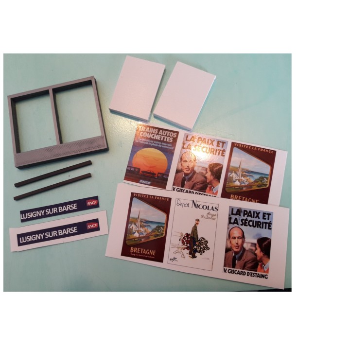 Panneaux publicitaires de quai de gare, twins échelle zéro