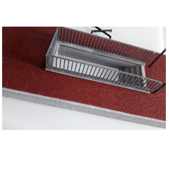 Quai haut sans souterrain avec panneaux publicitaires