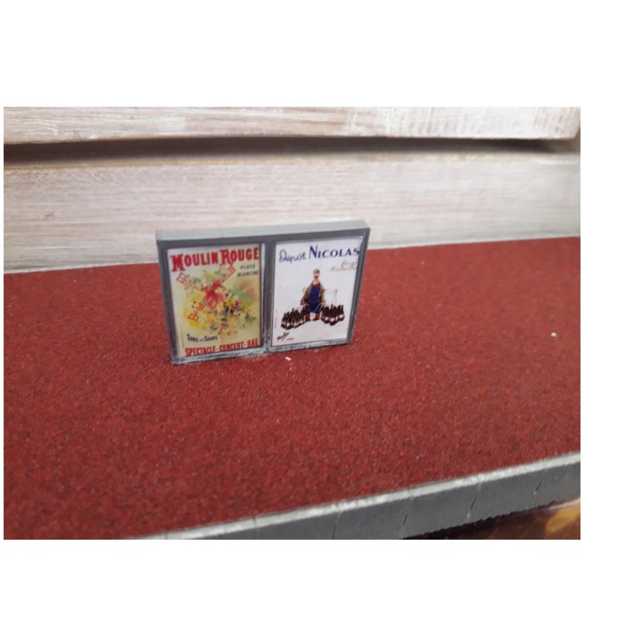 Quai haut sans souterrain avec panneaux publicitaires