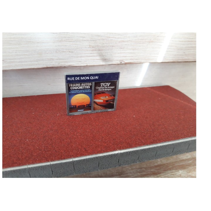 Quai haut sans souterrain avec panneaux publicitaires