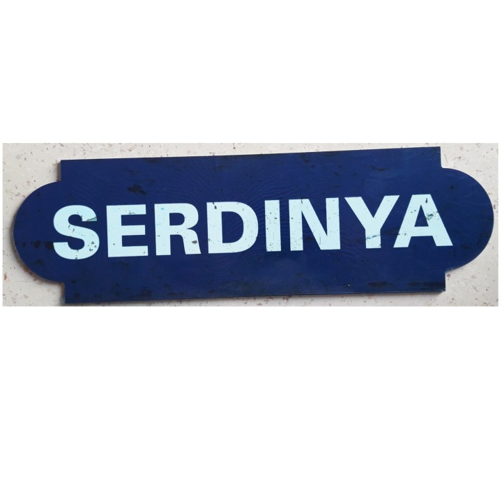 Repro de la plaque de la gare de Serdinya, desservie par le Train jaune