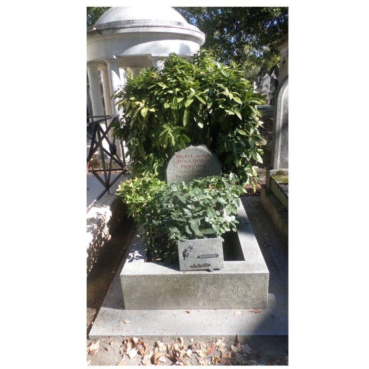 Pierre tombale inspirée de la Tombe de Mouloudji, échelle ho