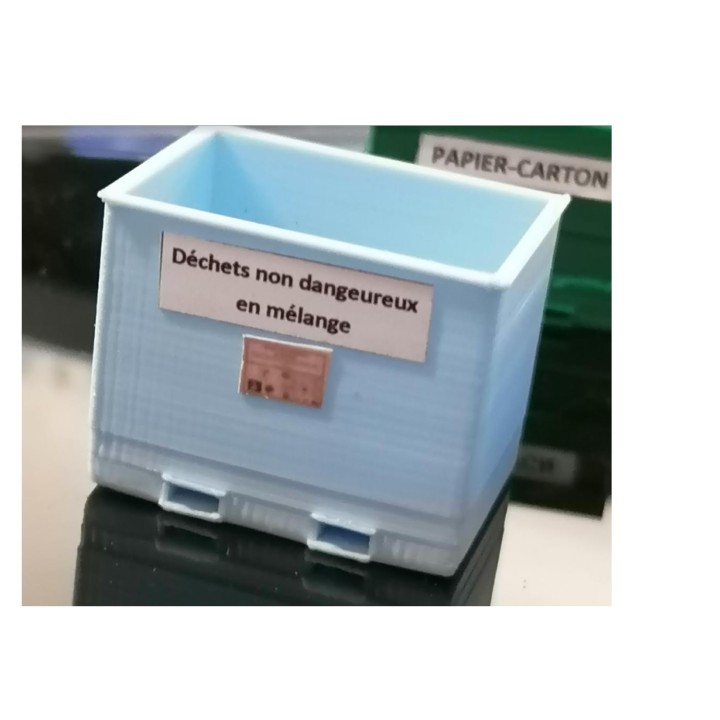 Bac de recyclage pour les déchets dangereux, échelle zéro