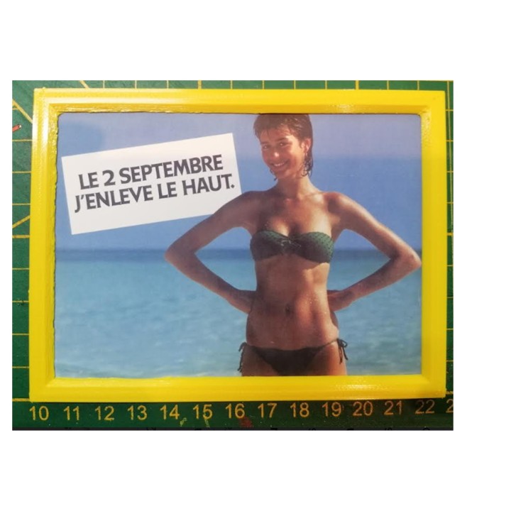 1/32. Demain, j'enlève le haut, Myriam, 1 panneau publicitaire 4 x 3